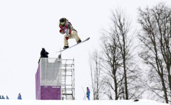 La norteamericana Jamie Anderson gan la prueba de slopestyle; abajo, el suizo Dario Cologna lider la prueba de esquiatln de 15 kilmetros estilo clsico.