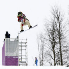 La norteamericana Jamie Anderson gan la prueba de slopestyle; abajo, el suizo Dario Cologna lider la prueba de esquiatln de 15 kilmetros estilo clsico.