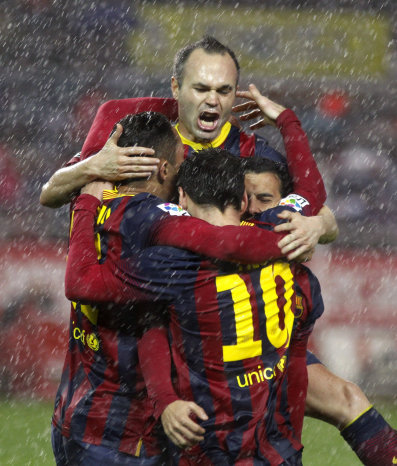 Los jugadores del Barcelona festejan el triunfo sobre el Sevilla que les devuelve el liderato en Espaa.