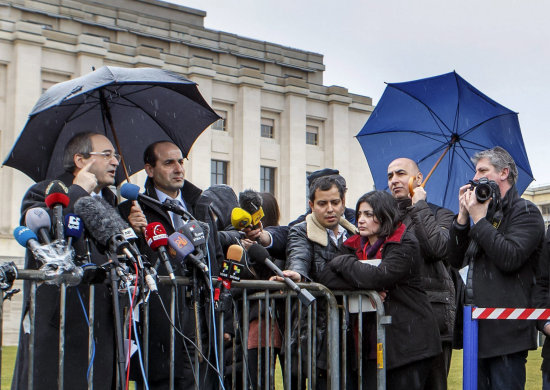 GINEBRA. El viceministro sirio de Exteriores, Faisal Meqdad (izda), se dirige a los medios al comienzo de la segunda ronda de negociaciones.