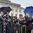 GINEBRA. El viceministro sirio de Exteriores, Faisal Meqdad (izda), se dirige a los medios al comienzo de la segunda ronda de negociaciones.