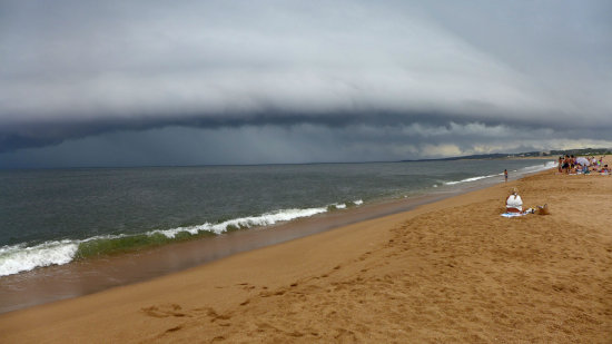 CLIMA. Una tormenta amenaza la playa Mansa, en Punta del Este, Uruguay.