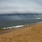 CLIMA. Una tormenta amenaza la playa Mansa, en Punta del Este, Uruguay.