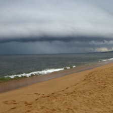 CLIMA. Una tormenta amenaza la playa Mansa, en Punta del Este, Uruguay.