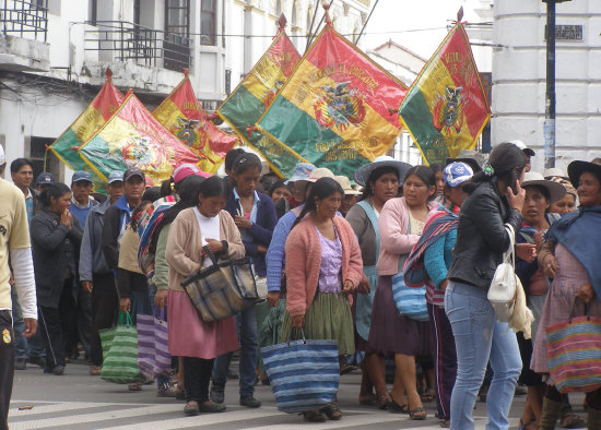 PRESIN. Vecinos del Distrito 3 marcharon y bloquearon el centro de la ciudad.