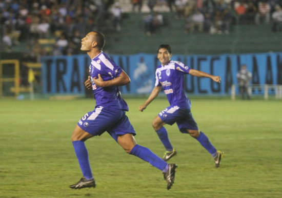 Anderson Gonzaga (i) anot dos goles para el triunfo de Sport Boys, anoche, sobre Blooming.