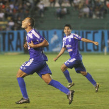 Anderson Gonzaga (i) anot dos goles para el triunfo de Sport Boys, anoche, sobre Blooming.