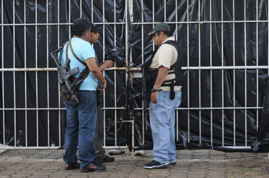 CRIMEN. Policas en el Servicio Forense de Veracruz, a donde lleg el cuerpo del periodista Gregorio Jimnez, secuestrado hace una semana.