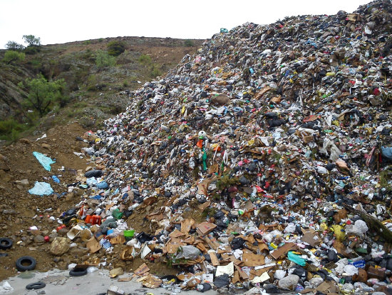 BOTADERO. La Alcalda lleva ms de dos aos depositando basura en Lechuguillas.