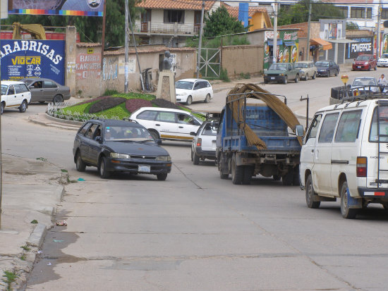 CONGESTIONAMIENTO. La rotonda Marcelo Quiroga Santa Cruz es un punto donde el trfico vehicular tiene dificultades para circular rpidamente debido a la falta de sealizacin.