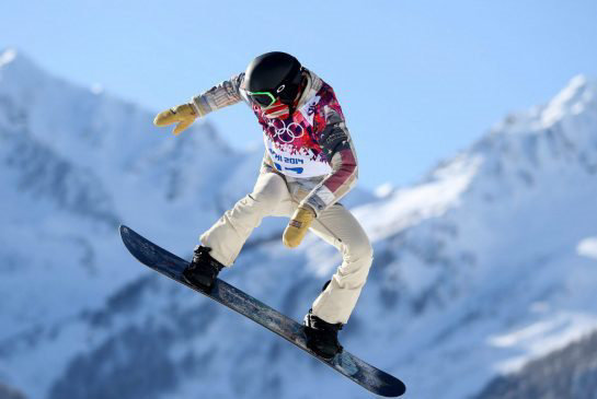 Shaun White durante uno de sus saltos en la prueba final de Halfpipe.