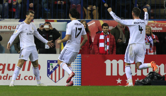 Cristiano Ronaldo celebra uno de sus goles que le dieron el boleto a semifinales al Real Madrid, a costa del Atltico de Madrid.