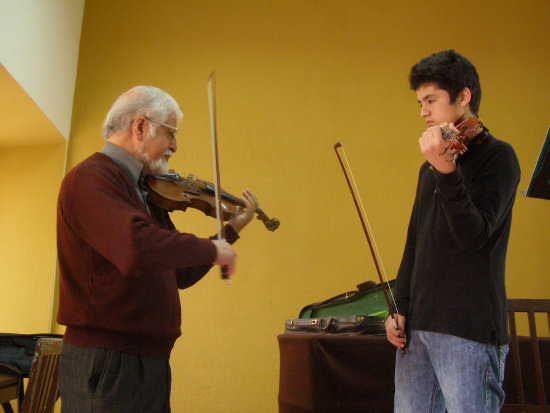 ENSEANZA. El maestro Higueras durante su clase magistral de violn en Sucre.