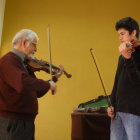 ENSEANZA. El maestro Higueras durante su clase magistral de violn en Sucre.