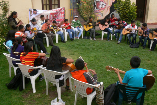 ESCUELA. Los alumnos pasan clases en el jardn de la Casa de la Cultura.