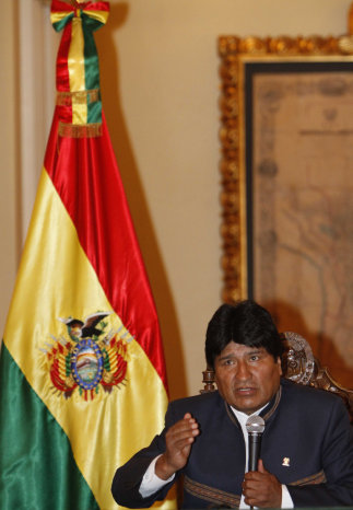 Sorprendido. El presidente Evo Morales comunica a los periodistas que fue invitado a la asuncin de Michelle Bachelet.