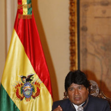 Sorprendido. El presidente Evo Morales comunica a los periodistas que fue invitado a la asuncin de Michelle Bachelet.