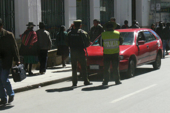 INSUFICIENTE. El trfico vehicular de la ciudad necesita de la presencia de agentes de parada para darle fluidez al trfico vehicular.