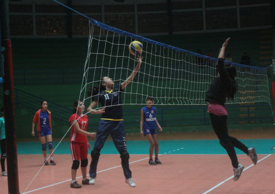 La seleccin departamental de voleibol damas sub 13 se prepara para el Nacional, a pesar de los conflictos en su Asociacin.