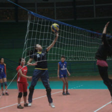 La seleccin departamental de voleibol damas sub 13 se prepara para el Nacional, a pesar de los conflictos en su Asociacin.