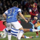 El argentino Leo Messi (d) golpea el baln ante los defensores de la Real Sociedad, durante el encuentro de ayer.