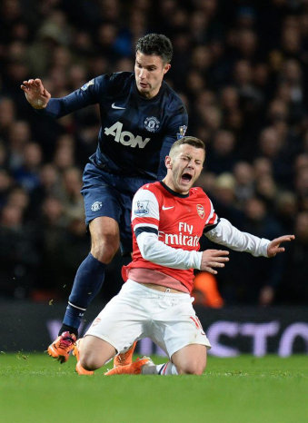 Van Persie (i) pelea por el baln.