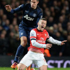 Van Persie (i) pelea por el baln.