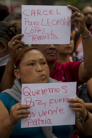 RECHAZO. Venezolanos adeptos al Gobierno nacional se manifiestan contra opositores