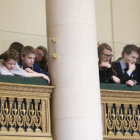 APROBACIN. Varios estudiantes asisten a una sesin celebrada en el Parlamento belga, en Bruselas.