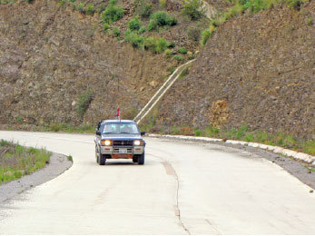 REPARACIN. Varios sectores de la carretera pavimentada tiene fisuras y grietas.