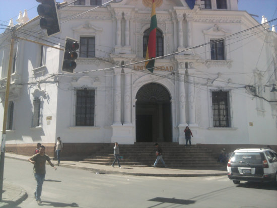 REELECCIN. La universidad San Francisco Xavier se prepara para la jornada de sufragio.