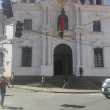 REELECCIN. La universidad San Francisco Xavier se prepara para la jornada de sufragio.