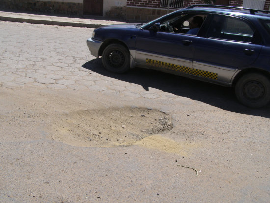 BACHES. Varias calles estn en mal estado.