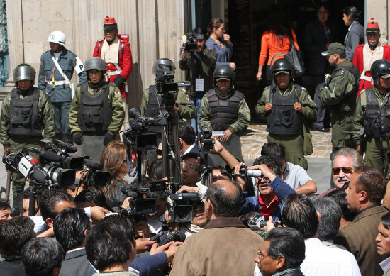 Periodismo. Varios reporteros cubren una declaracin en puertas de Palacio de Gobierno.