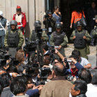 Periodismo. Varios reporteros cubren una declaracin en puertas de Palacio de Gobierno.