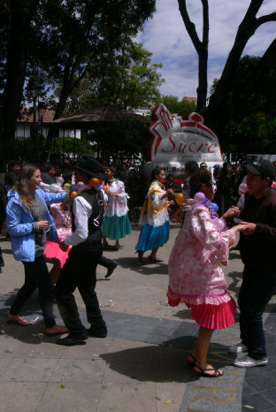 FIESTA. Bailarines del Ballet Municipal alegraron el lanzamiento del Carnaval en Sucre.