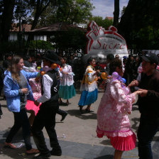 FIESTA. Bailarines del Ballet Municipal alegraron el lanzamiento del Carnaval en Sucre.