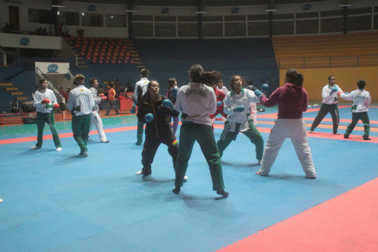 Con el curso para atletas y entrenadores, ayer se puso en marcha el Campeonato Nacional de Karate, en Sucre.