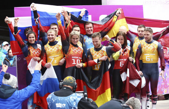 El equipo alemn de luge posa al trmino de las competencias de ayer, en los Juegos Olmpicos de Invierno.