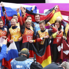 El equipo alemn de luge posa al trmino de las competencias de ayer, en los Juegos Olmpicos de Invierno.