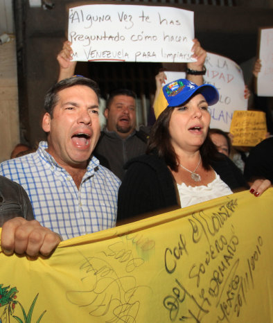 PROTESTA. Venezolanos se manifiestan en la embajada de Venezuela en Ciudad de Mxico.