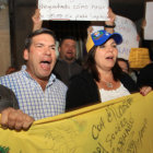 PROTESTA. Venezolanos se manifiestan en la embajada de Venezuela en Ciudad de Mxico.