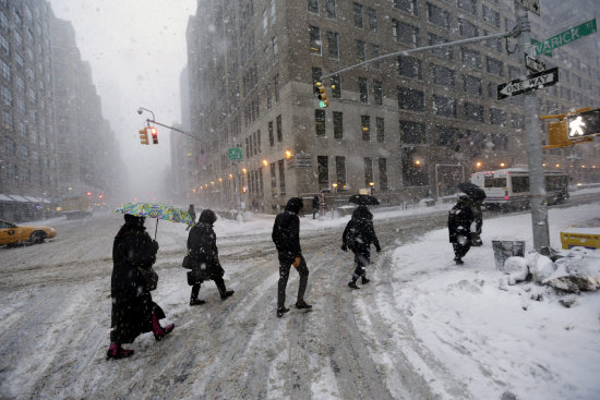 CONGELADO. Varias personas cruzan la Sptima Avenida de Nueva York durante una intensa nevada.