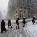 CONGELADO. Varias personas cruzan la Sptima Avenida de Nueva York durante una intensa nevada.