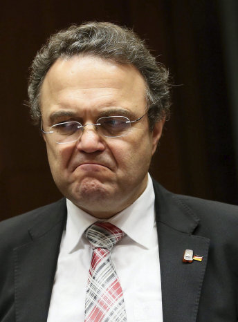 RENUNCIA. Hans Peter Friedrich.