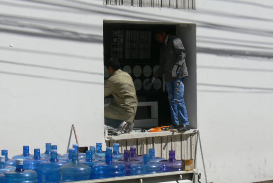 ROBO. Antisociales rompieron el vidrio de Opticentro y se llevaron varios productos.