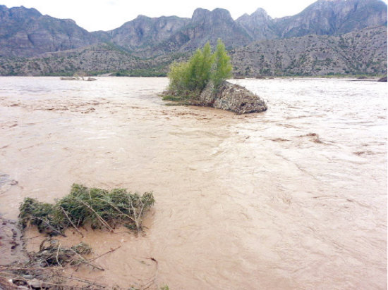 RIADAS. As luce el ro Pilcomayo a la altura de la comunidad La Mendoza, en Yamparez.