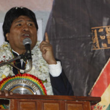 DISCURSO. El presidente Evo Morales durante la inauguracin de una escuela en La Paz.