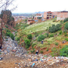 NAUSEABUNDO. Toneladas de basura, acumuladas desde hace varios aos, pululan en medio de las aguas servidas que se vierten de las alcantarillas de unos cuatro barrios.