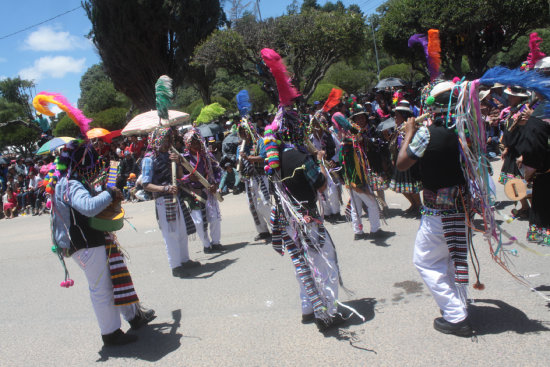 ENTRADA. Los comunarios del municipio de Poroma mostraron al pblico la esencia de su carnaval.